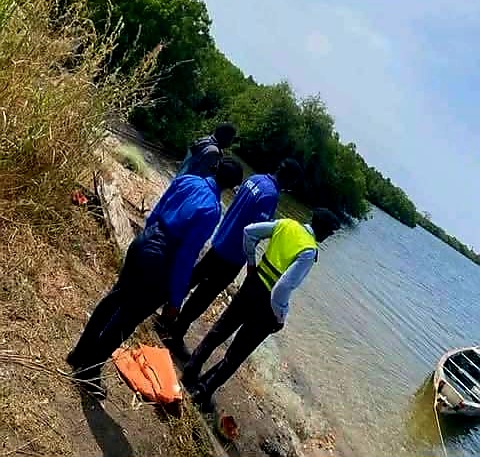 THE GAMBIA BACK WAY CRISIS.POLICE CAUGHT A BOAT BUILDER